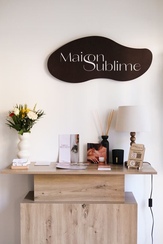 L’accueil du salon, l’enseigne Maison Sublime au mur.