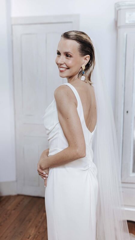 Mariée de trois quarts dos, regard par-dessus l’épaule.