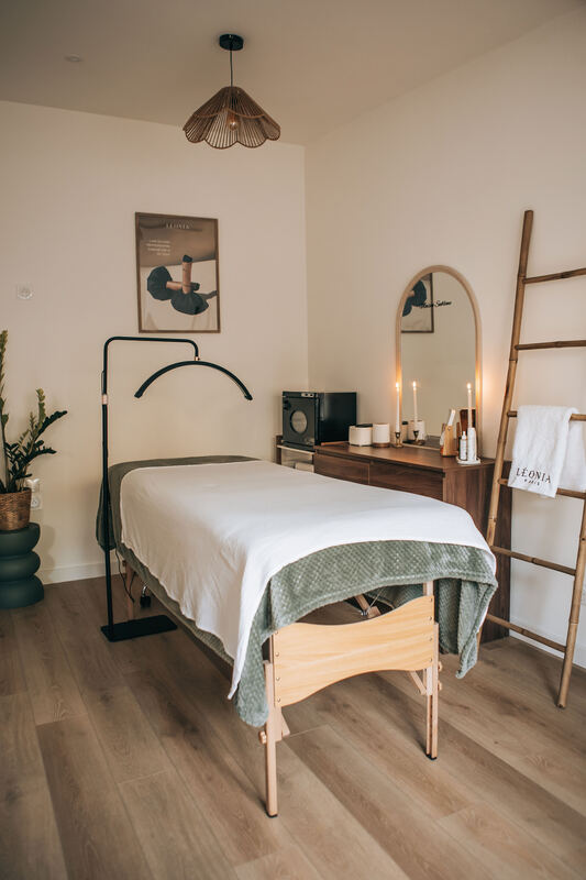 La cabine de soin du salon, sa table et sa lumière douce.