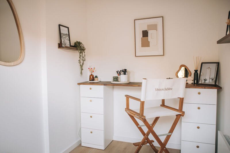 Le coin maquillage du salon, avec sa chaise de maquilleuse.