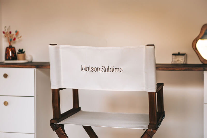 La chaise de maquilleuse Maison Sublime devant le coiffeur du salon.